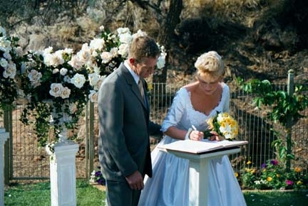 AUST NT AliceSprings 2002OCT19 Wedding SYMONS Ceremony 016